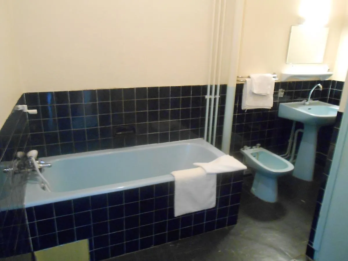 Est-Ouest Hotel Doyet 0*,