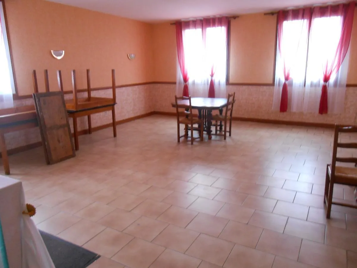 Est-Ouest Hotel Doyet 0*,